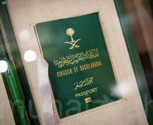 يحوي شريحة إلكترونية.. شاهد جواز السفر الإلكتروني الجديد الذي دشنه وزير الداخلية (بالصور)
