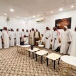 اللجنة الأهلية تكرم “صحيفة المنيزلة نيوز” لدورها الريادي