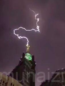 شاهد.. صاعقة تضرب ‎برج الساعة مع ‎أمطار مكة