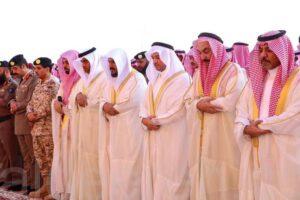 بالصور : محافظ الأحساء يؤدي صلاة عيد الفطر المبارك