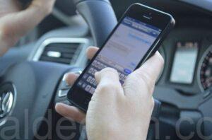 «المرور»: استخدام الهاتف أثناء القيادة من أبرز المشتتات المُسببة للحوادث