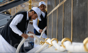 بدء أعمال تغيير كسوة الكعبة المشرفة