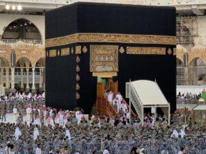نيابة عن خادم الحرمين.. نائب أمير منطقة مكة يتشرف بغسل الكعبة (بث مباشر)