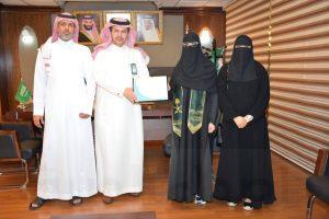 نيابة عن وزير التعليم.. مدير تعليم الأحساء يكرم الطالبة الفائزة ببرونزية المَعْرِض الدولي للاختراعات