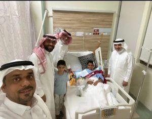 على السرير الأبيض.. مدرسة المعتصم بالله تقلد الطالب “باقر الأحمد”  وشاح التخرج في حفل توديع المرحلة الابتدائية