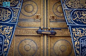 خط “الثُلث” يزيّن الآيات والعبارات المكتوبة على باب الكعبة المشرفة