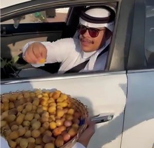 مدارس الأحساء تستقبل الطلاب وأولياء الأمور بالرطب والقهوة