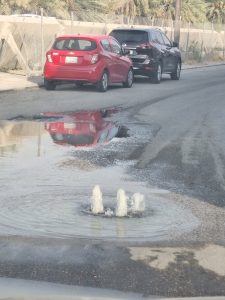 فيضان غرفة الصرف الصحي يغرق أحد شوارع المنيزلة القديمة
