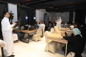 بالصور .. عيون الإعلام يدرب 14 إعلامي وهاوي على التصميم بالفوتوشوب في مساحة الشايب بالهفوف