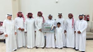 إدارة مركز النشاط بالمنيزلة تكرم «البحر» في يوم زفافه