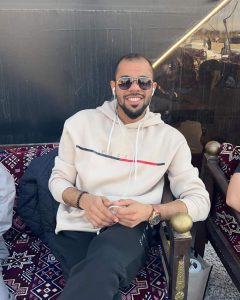 “عبد العزيز”  يضئ منزل الدليم