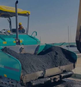 أول تجربة .. أمانة الأحساء تقوم برصف أسفلتي باستخدام مواد الهدم المعاد تدويره