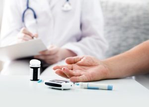 متى يجب على مرضى السكري والضغط الإفطار فورًا في رمضان؟
