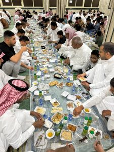 مائدة إفطار جماعي في جامع الإمام الرضا احتفاءً بميلاد الإمام الحسن (عليه السلام)