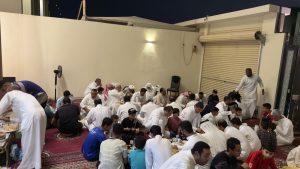 للعام الخامس على التوالي.. مائدة الإمام الحسن المجتبى (ع) تجمع أهالي حي الخزامى شرق الأحساء