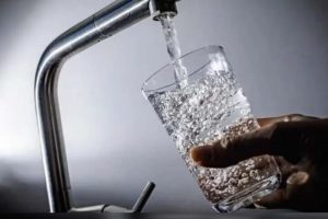 استشاري يوضح القدر المناسب من المياه لإبقاء الكلية في حالة جيدة