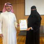 عائلة «الخليفة» بالمنيزلة تزيّن دوار المنيزلة بلوحة ترحيبية بالتعاون مع بلدية الجفر