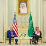 محافظ الأحساء يكرّم مواطنًا تبرع بكليته لأحد أصدقائه