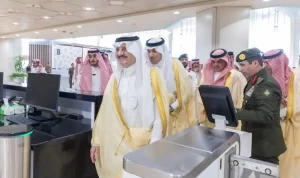 أمير الشرقية يدشن البوابات الإلكترونية لإنهاء إجراءات المسافرين بمطار الملك فهد الدولي بالدمام