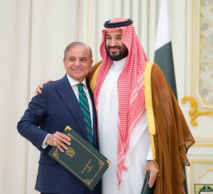 سمو ⁧‫ولي العهد‬⁩ ورئيس وزراء جمهورية باكستان الإسلامية يوقعان على اتفاقية الدفاع الإستراتيجي المشترك
