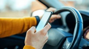 «المرور»: استخدام الهاتف المحمول أثناء القيادة من أبرز المشتتات المُسببة للحوادث