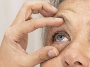 قطرة عين تُحسن النظر لكبار السن