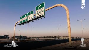 أمانة الأحساء تزين لوحات الطرق بزخارف مستوحاة من العمارة المحلية