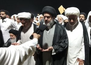 قبل أسبوع وفي مشهد مهيب يغمره البكاء والفجيعة.. العلامة السيد هاشم السلمان يلقي كلمة وداع مؤثرة قبل أن يؤم المصلين في صلاة الميت على سماحة الشيخ كاظم الحريب