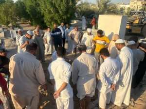 بالصور: توافد كبير في مقبرة المنيزلة لحفر قبر فقيد المنيزلة المربي الفاضل سماحة الشيخ «الحريب» وتجهيز الساحات لاستقبال المشيعين والمعزين