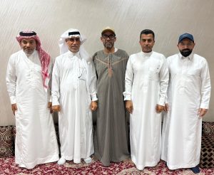 مخضرمي المنيزلة في زيارة خاصة لأبوهادي بعد تعرضه لوعكة صحية