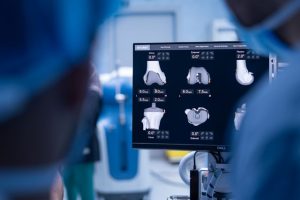 عمليات روبوتية دقيقة تُعزّز نجاح استبدال مفصل الركبة في الدمام الطبي