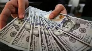 الدولار يسجل أدنى مستوى في أسبوع بعد موجة بيع كبيرة