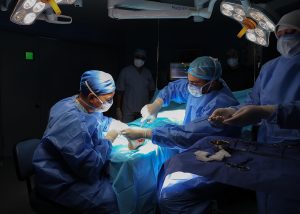 النعيرية العام يجري عملية نوعية لإزالة ورم نادر بالكاحل