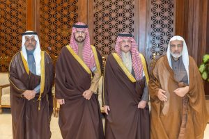 سمو أمير المنطقة الشرقية وسمو نائبه يعزيان أبناء السيد علي الناصر السلمان في وفاة والدهم