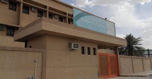 *مطالبات أولياء أمور بوضع مطبات صناعية أمام متوسطة أبي الدرداء بالمنيزلة لتعزيز سلامة الطلاب*