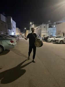 شباب المنيزلة يحيون عادة المسحراتي والطفل سعود أصغر المشاركين