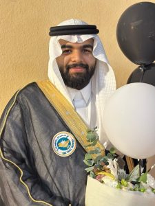 بخطى واثقة.. «علي المحمد» ينال درجة البكالوريوس في (الإدارة المالية)