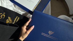 من قاعات المحاضرات إلى منصّة التخرّج.. «فاطمة العليان» خريجةً من جامعة الإمام عبدالرحمن