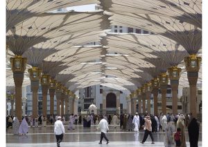 أنظمة ذكية تتفاعل مع أشعة الشمس لإدارة مظلات المسجد النبوي في المدينة المنورة