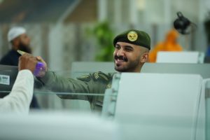 جوازات مطار الملك عبدالعزيز تواصل إنهاء إجراءات مغادرة الحجاج