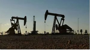 انخفاض النفط وسط مؤشرات على محاولات أمريكية لفتح مضيق هرمز