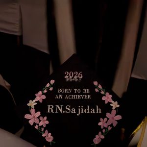 «ساجدة الشهيب» تتوج مسيرتها الجامعية بالتخرج من جامعة الفيصل في (التمريض)
