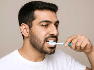 قبل أم بعد الإفطار؟.. طبيبة أسنان تحسم أفضل توقيت لتنظيف الأسنان