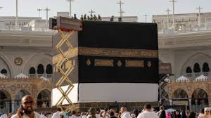 مع دخول العام الهجري الجديد.. الكعبة المشرفة تبدأ اكتساء كسوتها الجديدة