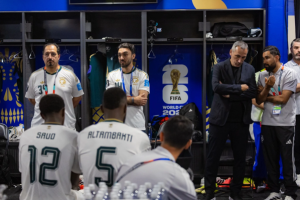 وزير الرياضة يلتقي لاعبي الأخضر بعد مواجهة إسبانيا في كأس العالم 2026