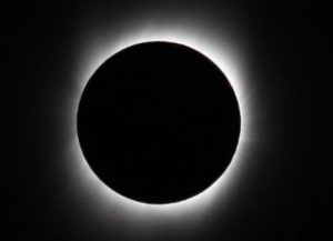 كسوف كلي استثنائي يعبر سماء السعودية في أغسطس 2027 ويحيل نهار بعض المناطق إلى عتمة مؤقتة
