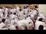 مقطع فيديو جديد يظهر ردود أفعال المصلين في “مسجد العنود” لحظة الانفجار
