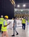بالفيديو.. شؤون الحرمين ترفع الحواجز الوقائية حول الكعبة تزامناً مع بدء موسم العمرة