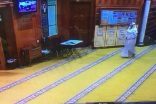 فيديو يظهر لحظة دخول الانتحاري لمسجد الإمام الصادق بالكويت.. ومغردون ينشرون صورته