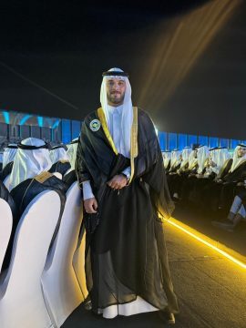 الدكتور «علي الأحمد» يخطو نحو المستقبل بثقة بعد تخرجه من جامعة الملك فيصل